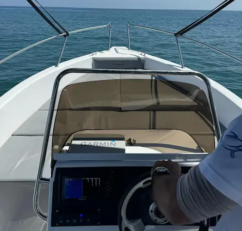 Lancha Voraz 500 timón