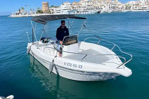 Hombre navegando en Lancha Voraz 500