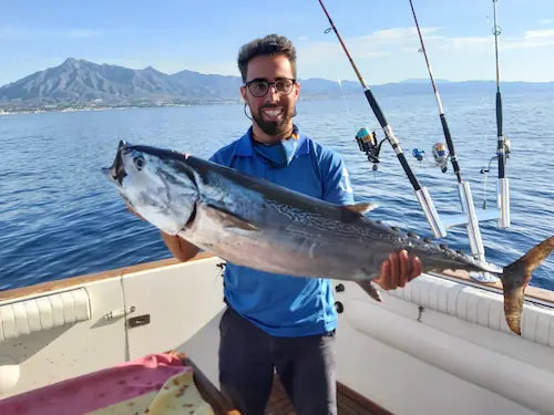 Hombre sosteniendo pez en Lancha Astondoa 36