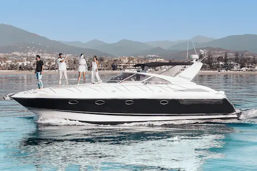 Lancha Fairline Targa 43 navegando con gente en proa