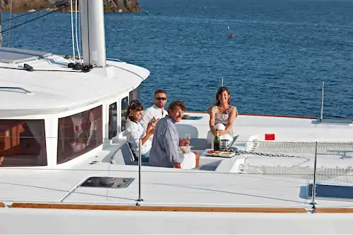 Catamarán Lagoon 450 Quicon con gente en cubierta