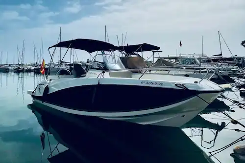 Lancha Ohana atracada en el puerto