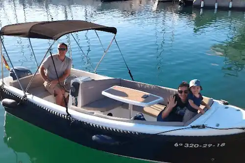 Lancha Contenta con familia a bordo