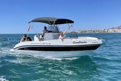 Familia navegando con la Lancha Nireus I