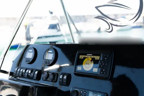 Lancha Nireus I cabina