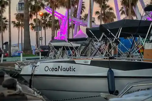 Lancha Nireus II atracada en el puerto