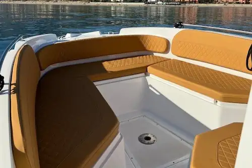 Lancha Nireus II popa