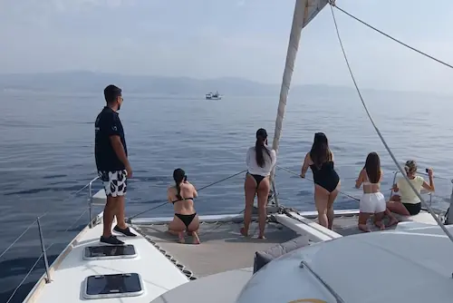 Gente a bordo del Catamarán Valhalla