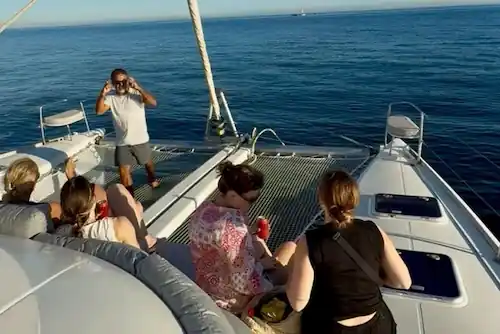 Catamarán Valhalla con gente a bordo