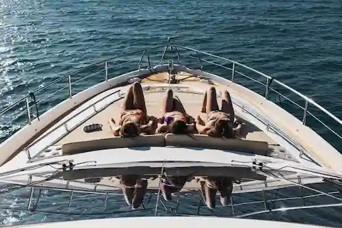 Chicas tumbadas en la proa de Lancha Aicon 72 HT Forever