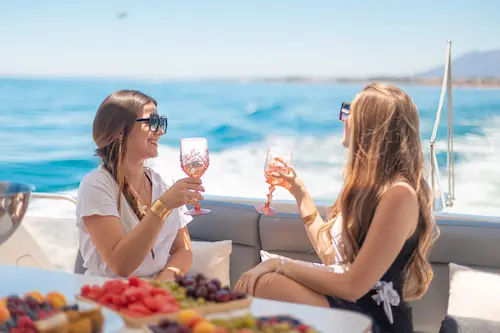 Chicas a bordo de Lancha Azimut 58 Fly