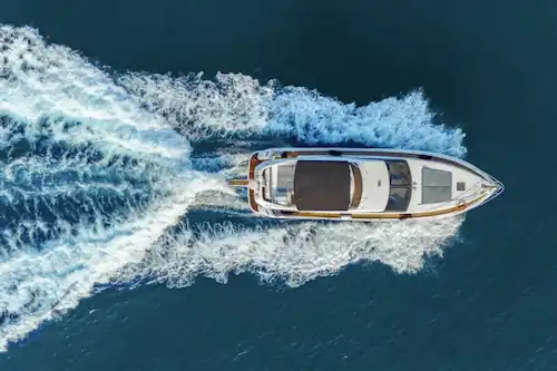 Lancha Azimut 58 Fly navegando en el mar