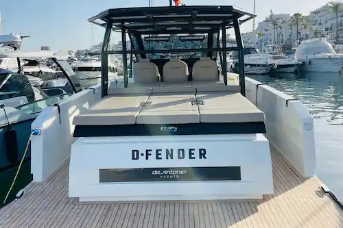 Lancha De Antonio D-Fender D34 popa