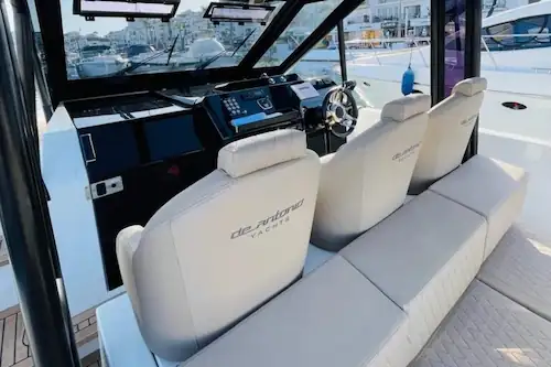 Lancha De Antonio D-Fender D34 interior