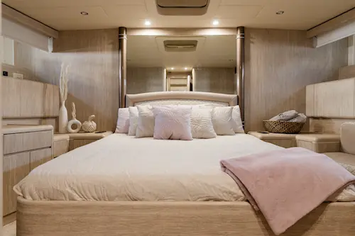 Yate Mangusta 80 Happy Hour camarote