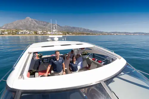 Gente en cubierta del Yate Princess V58 Candela