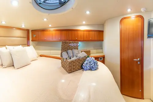 Lancha Sunseeker Predator 55 Vibe camarote