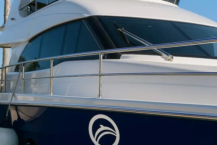 Primer plano de la proa de un barco