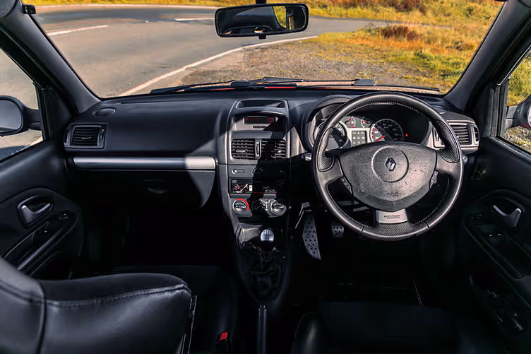Clio 182 interior