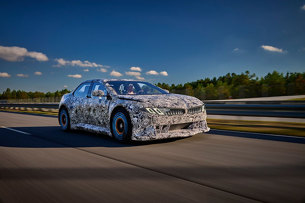 BMW VDX LED-embedded alloy wheel covers, which change colour depending on what the Heart of Joy is up to: acceleration is indicated in green, energy recuperation in blue, and conventional braking using the friction brakes in orange.