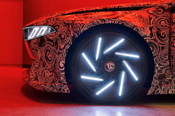 BMW VDX LED-embedded alloy wheel covers, which change colour depending on what the Heart of Joy is up to: acceleration is indicated in green, energy recuperation in blue, and conventional braking using the friction brakes in orange.