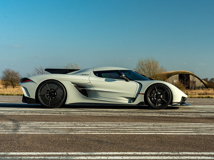 Koenigsegg Jesko Absolut v Hennessey Venom F5 - the race to 300 mph