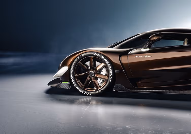 Close-up of the Koenigsegg Sadair’s Spear’s hollow carbonfibre wheel, featuring its unique directional 7-spoke design.
