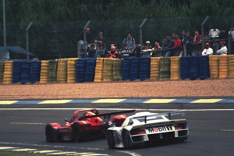 Porsche 911 GT1 chases Ferrari 333SP LMP