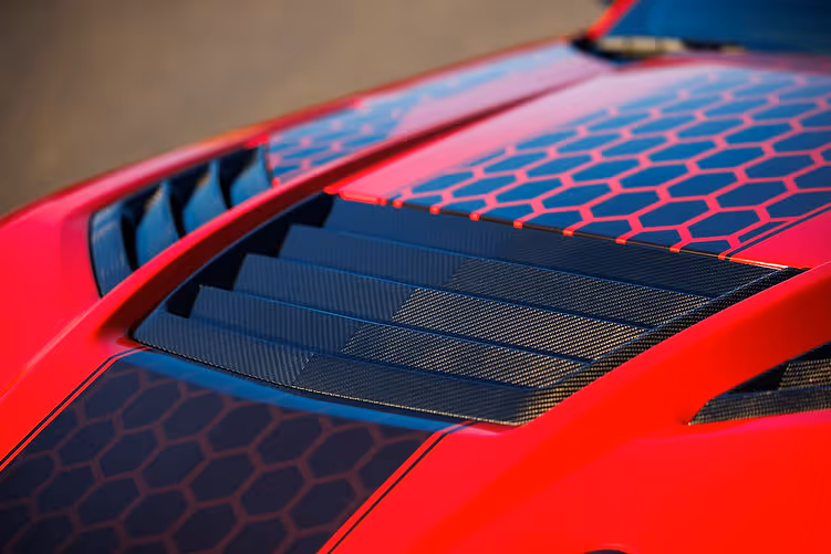 Carbon fibre bonnet vent on the Shelby Super Snake-R, aiding engine cooling and contributing to the car’s aggressive, track-focused design.