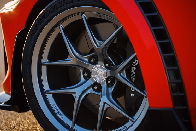 Detail of the Shelby Super Snake-R’s forged magnesium wheel with Cobra centre cap, Brembo brakes and Michelin tyre, framed by the car’s widebody arch.
