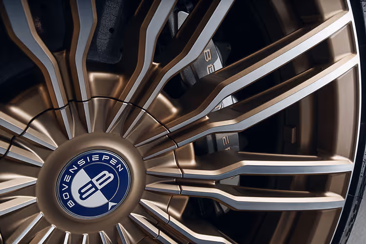20-inch forged alloy wheel in Oro Tecnico finish, with matching brake calliper in Skyscraper Grey.
