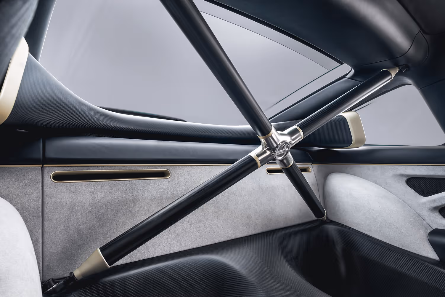 Singer Sorcerer DLS Turbo - rear cross brace and carbon air intakes