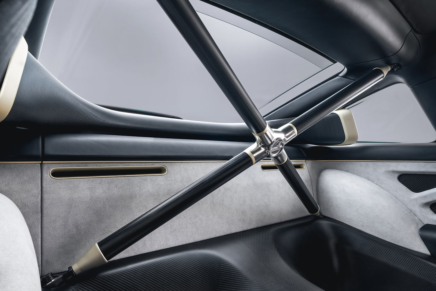 Singer Sorcerer DLS Turbo - rear cross brace and carbon air intakes