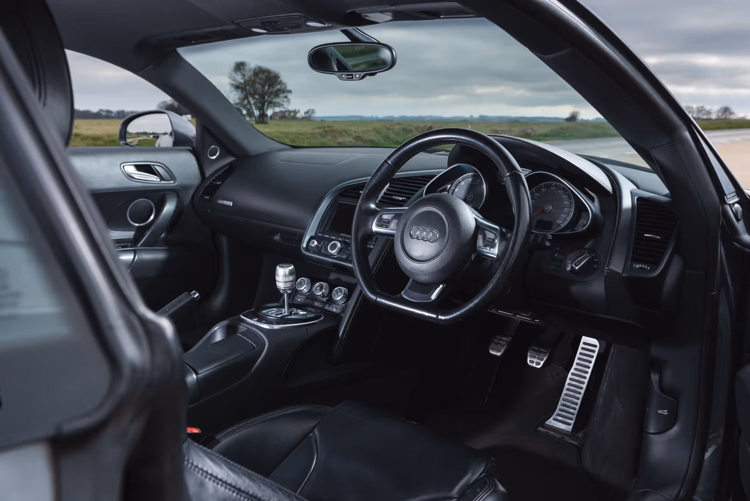 Audi R8 V8 cabin and dashboard – ownership advice