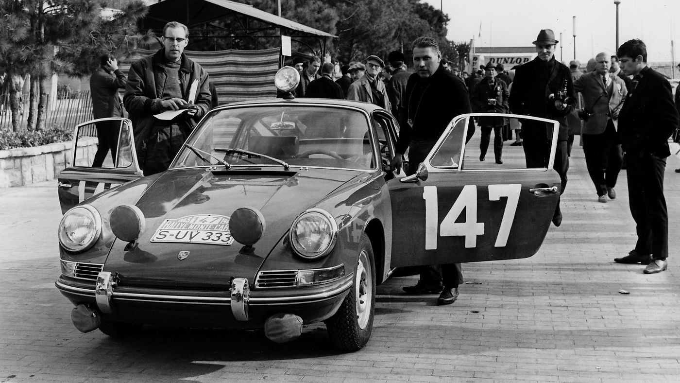 Rally Monte Carlo: Porsche race driver Herbert Linge (right) and Peter Falk (left) next to the Porsche 911 2.0 Coupé in January 1965.