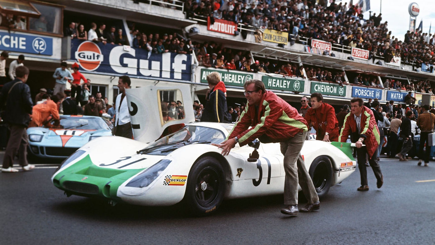 24 Hours of Le Mans: Jo Siffert and Hans Herrmann on a 908 LH Coupé. At the driver's side Peter Falk, at the rear Hans Mezger.