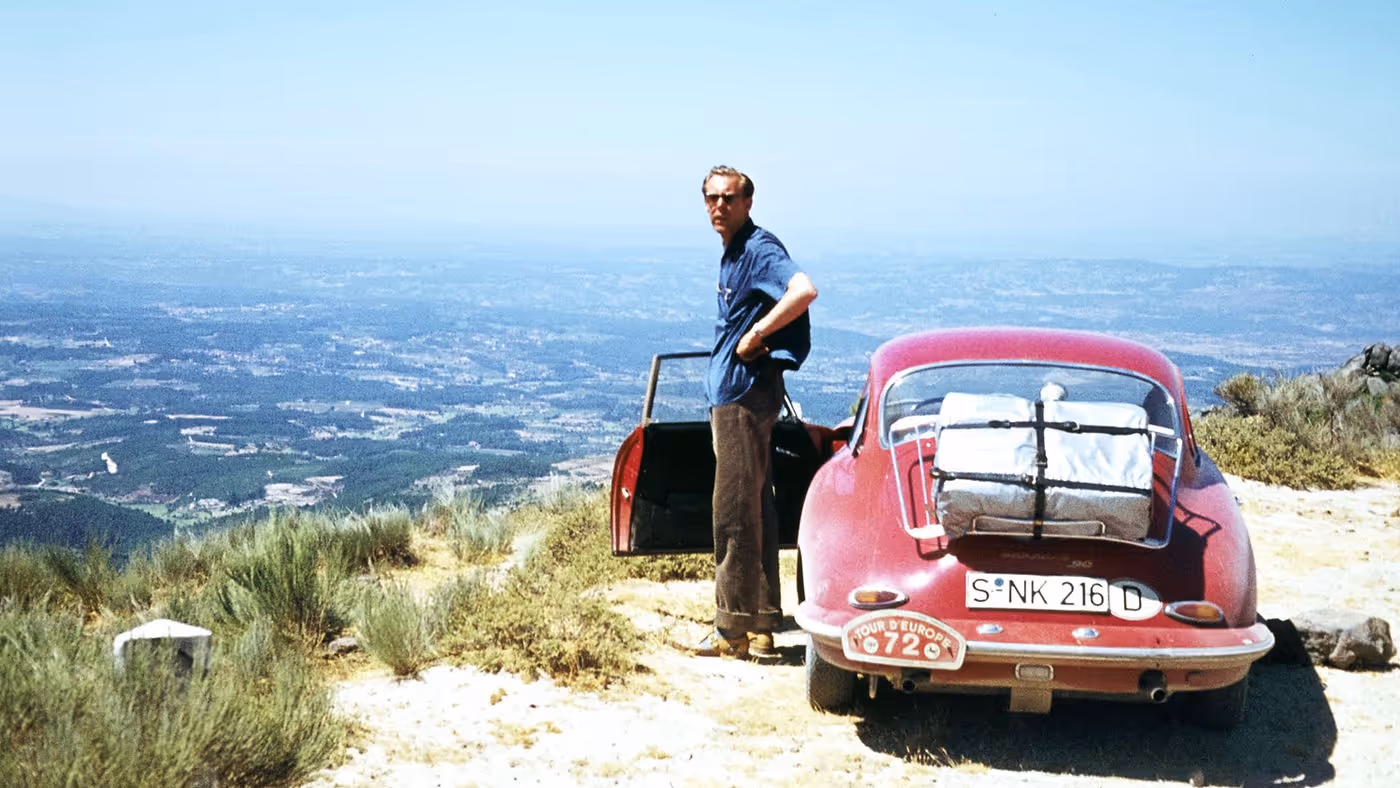 Tour d'Europe 1962: Peter Falk next to the Porsche 356 B super 90 Coupé.