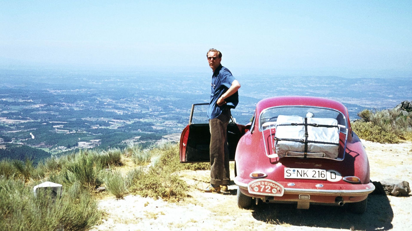 Tour d'Europe 1962: Peter Falk next to the Porsche 356 B super 90 Coupé.