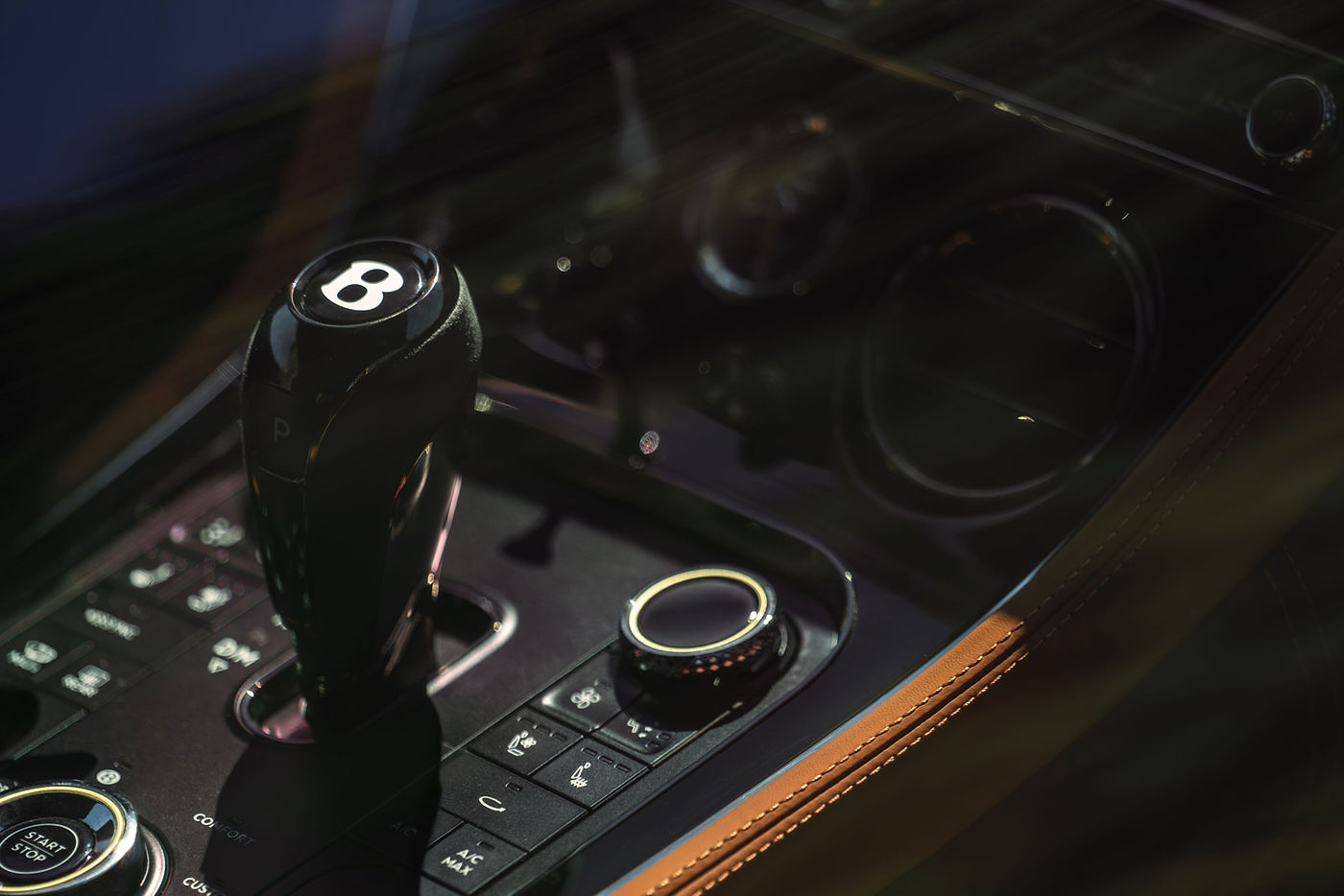 New Continental GT S and GT Convertible S - detail image of centre console and gear lever for the eight-speed DCT