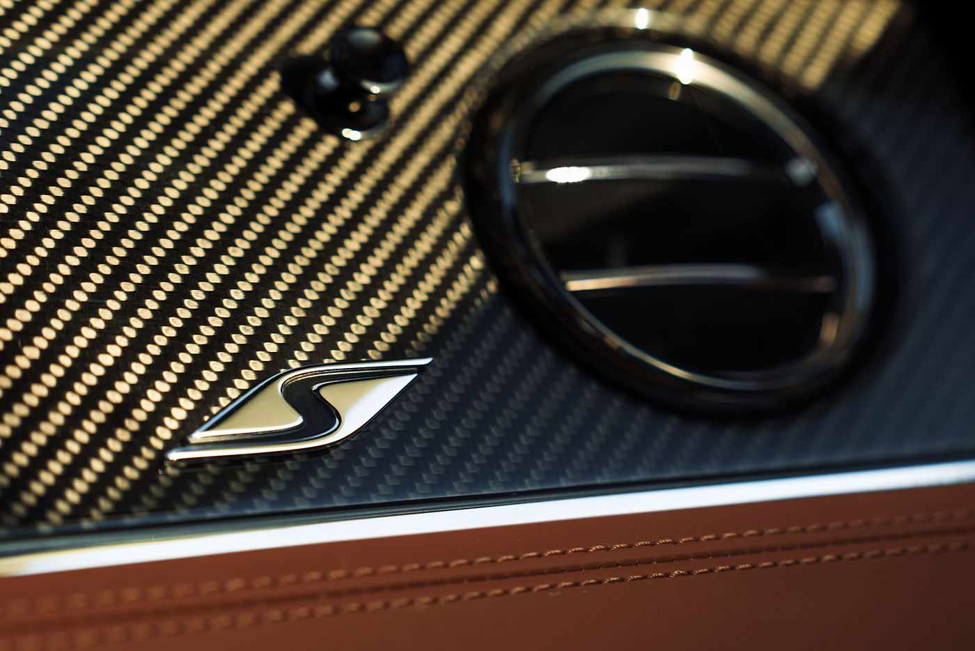 New Continental GT S and GT Convertible S - detail image of dashboard carbon fibre weave