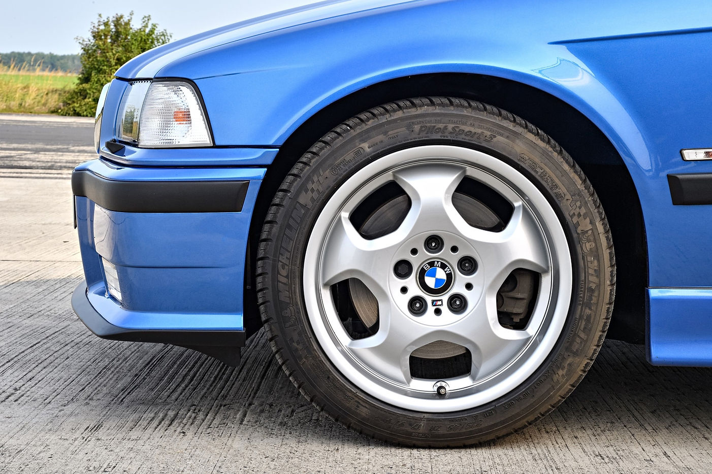 E36 M3 saloon throwing star alloys