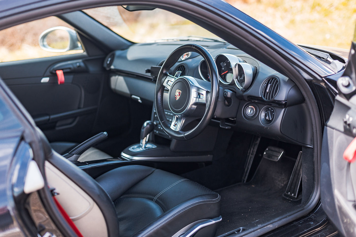 Porsche Cayman R interior