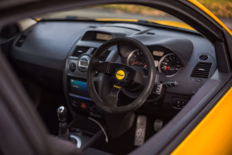 megane 230 f1 r26 liquid yellow (3)
