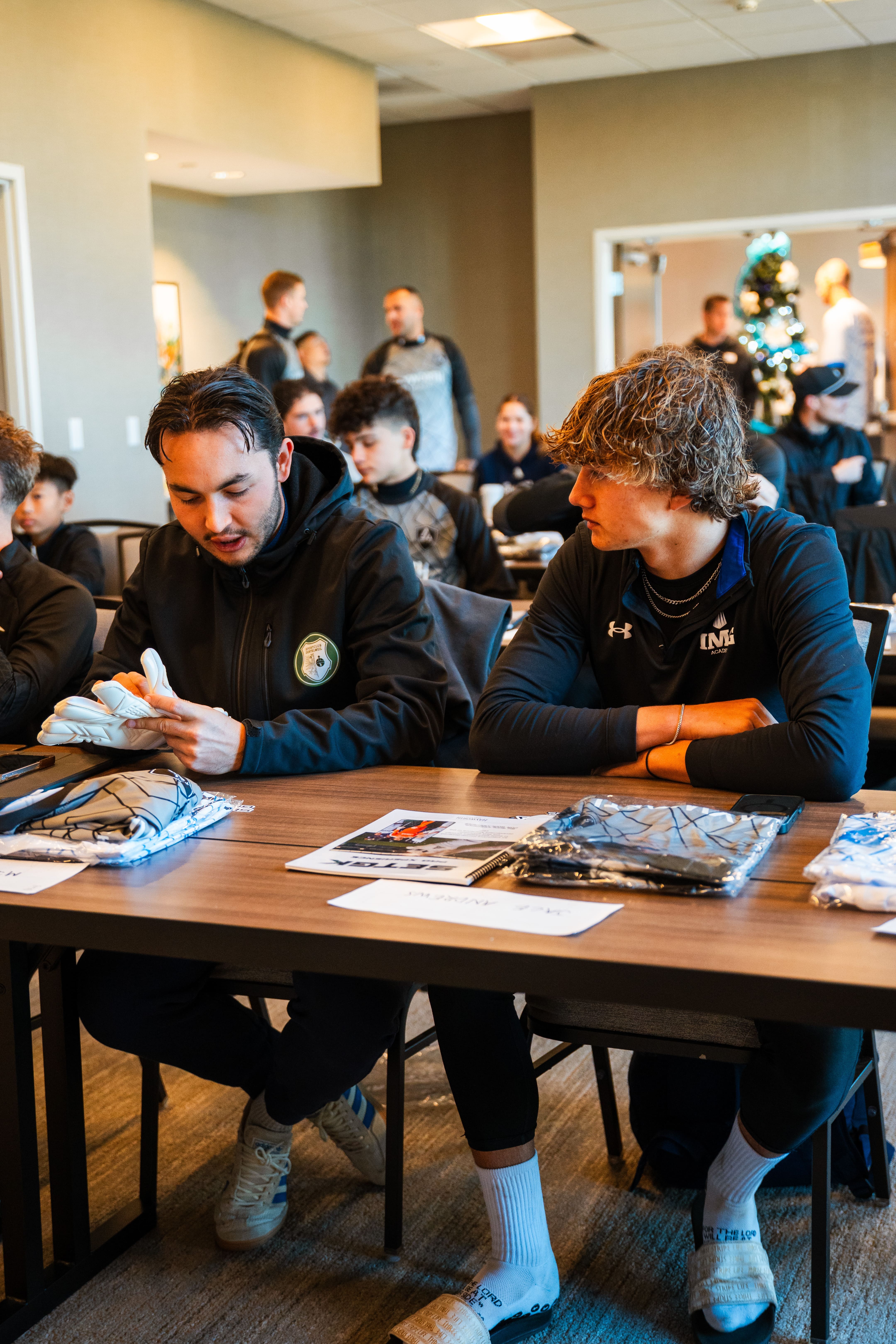 Goalkeeper in a 1-on-1 mentorship session with a professional coach
