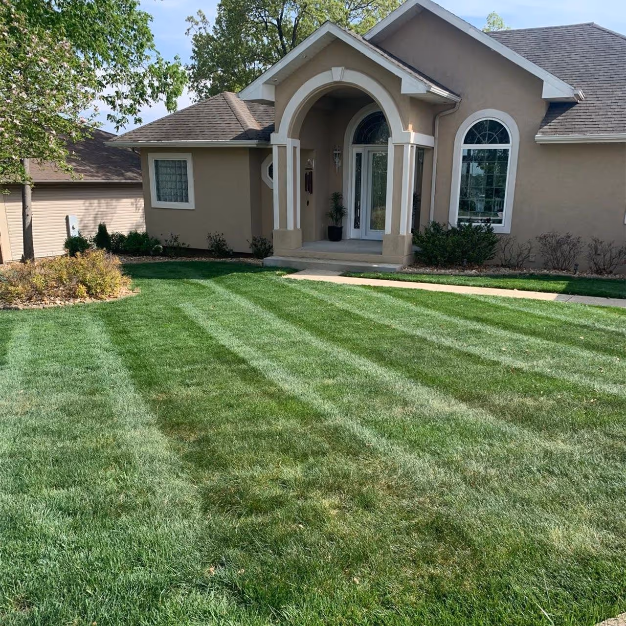 residential lawn care maintenance by Landmark Lawncare Lake of the Ozarks MO