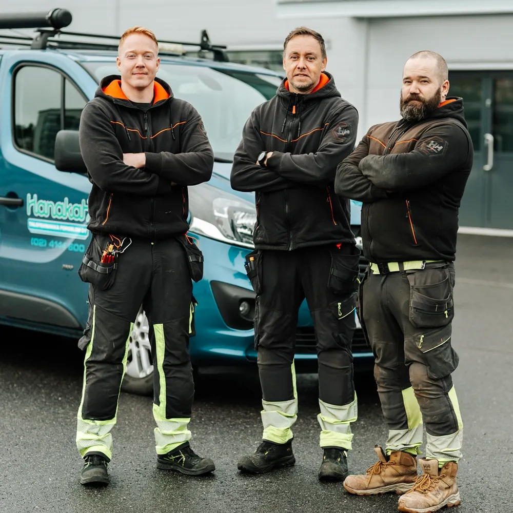 LVI-asentaja, putkimies ja ilmanvaihtohuoltaja seisoo Talotekniikka Forsblomin toimiston edessä ulkona