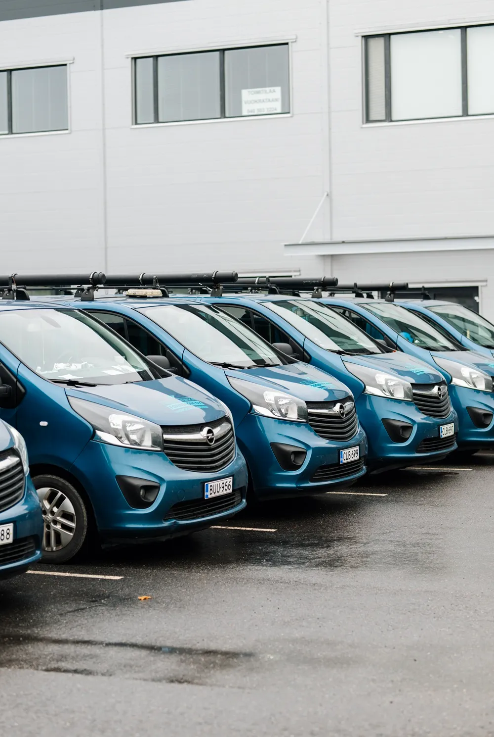 Putkimiesten autot rivissä Raisiossa