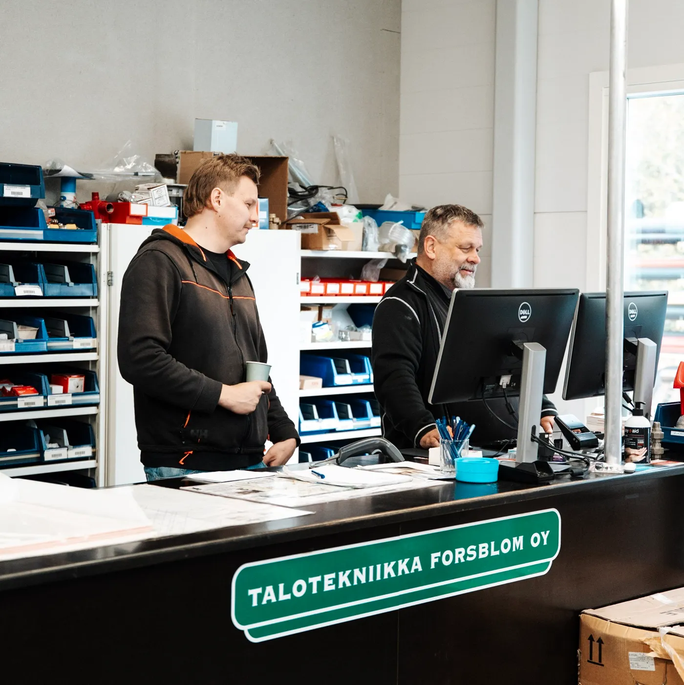 Putkimiehet Raisossa myymälässä