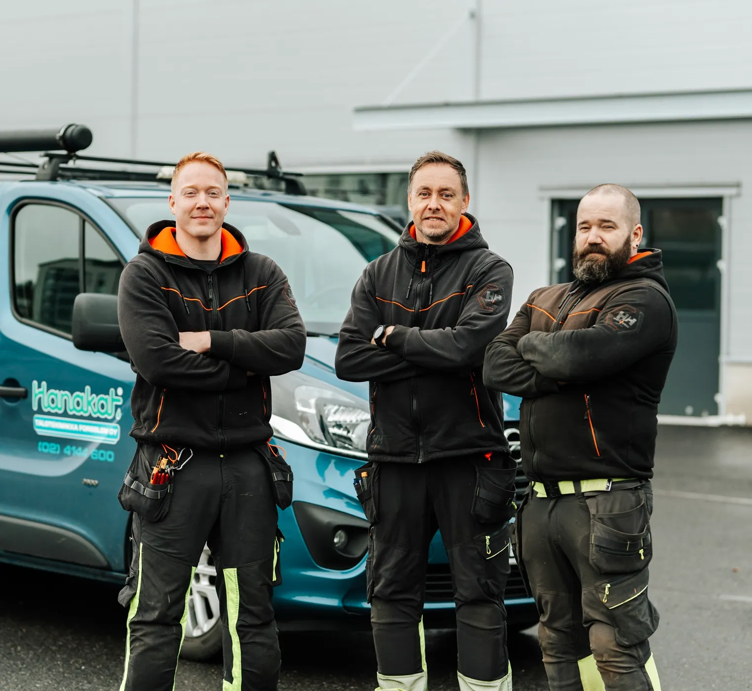 LVI-asentaja, putkimies ja ilmanvaihtohuoltaja seisoo Talotekniikka Forsblomin toimiston edessä ulkona