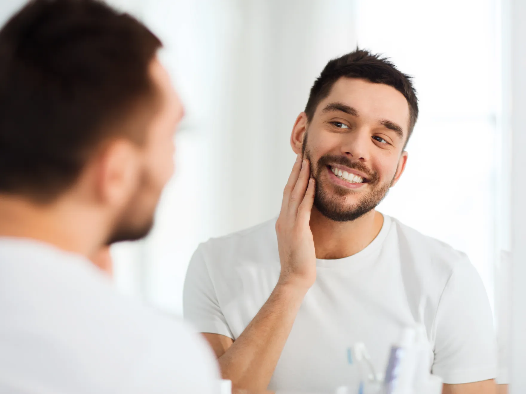 hombre sonriendo viendose al espejo